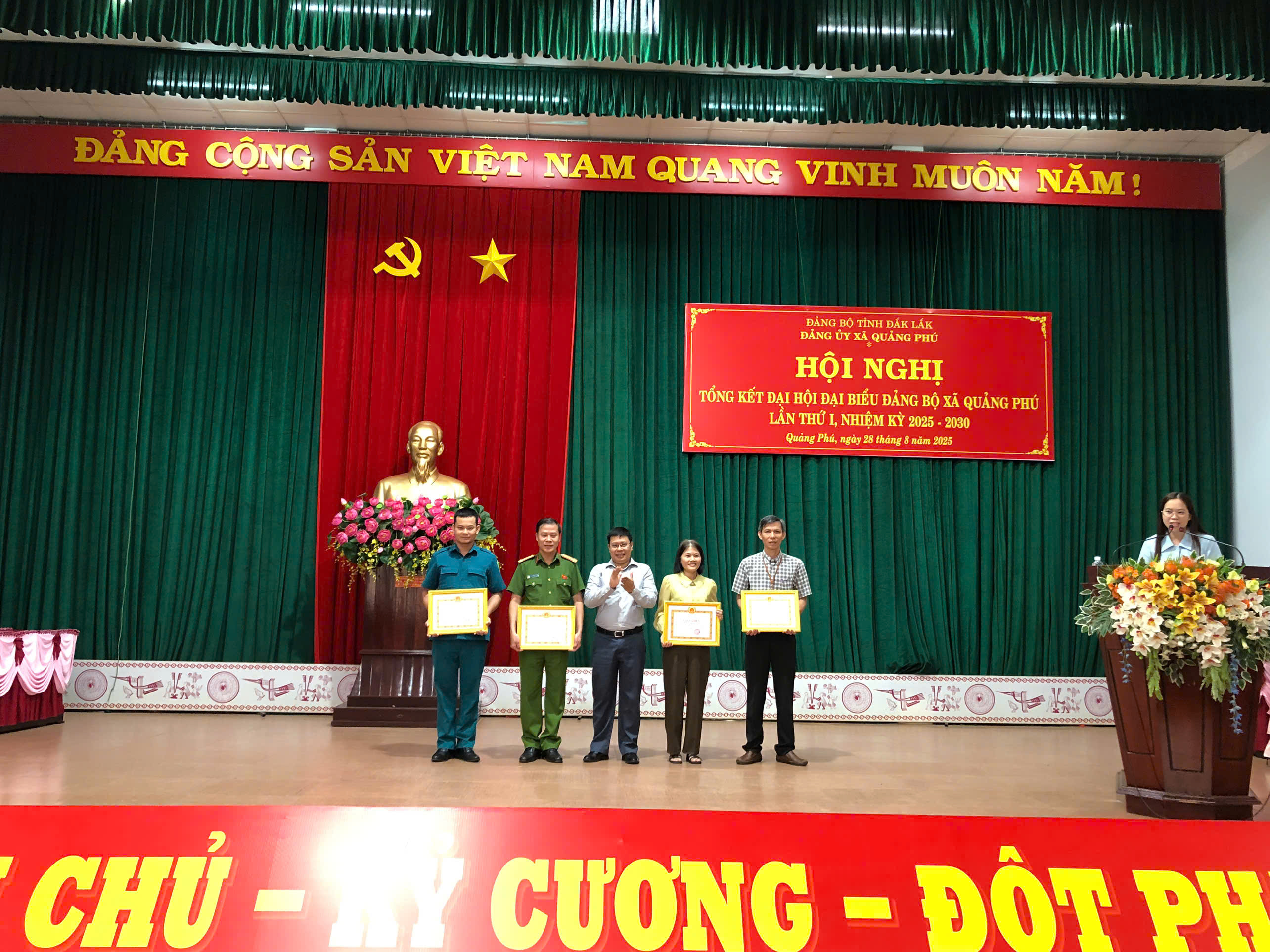 Bí thư đảng ủy tặng giấy khen